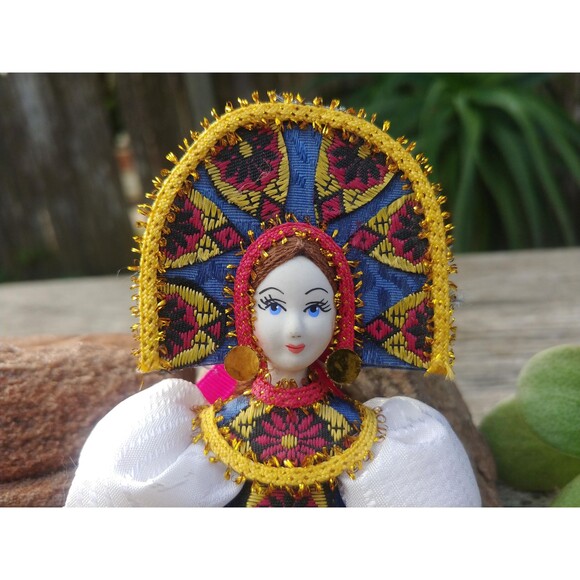 Vintage Traditional Russian Folk Costume Doll Ornament - Picture 3 of 10